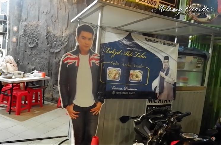 Artis Jadi Pedagang Kaki Lima