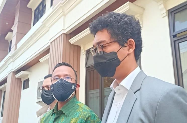 Maruli Tampubolon (baju hijau), pengacara Olla Ramlan dan Jonathan Tampubolon, pengacara Aufar Hutapea ditemui di Pengadilan Agama Jakarta Selatan pada Senin (11/4/2022). (MataMata.com/Rena Pangesti)