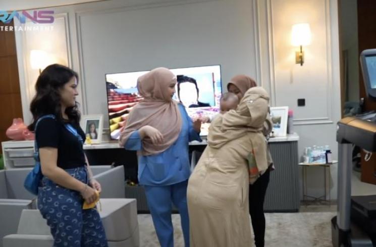 Momen Raffi Ahmad Ajak Keluarga dan Teman Tarawih Bersama (YouTube/RANS Entertainment)