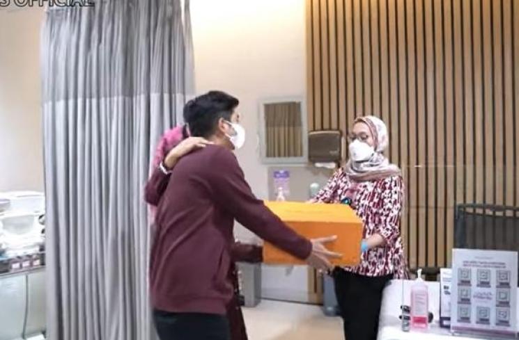 Momen Ria Ricis Cek Kandungan. (YouTube/Ricis Official)