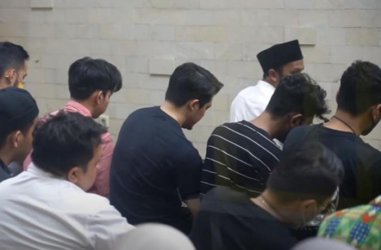 Momen Raffi Ahmad Ajak Keluarga dan Teman Tarawih Bersama (YouTube/RANS Entertainment)