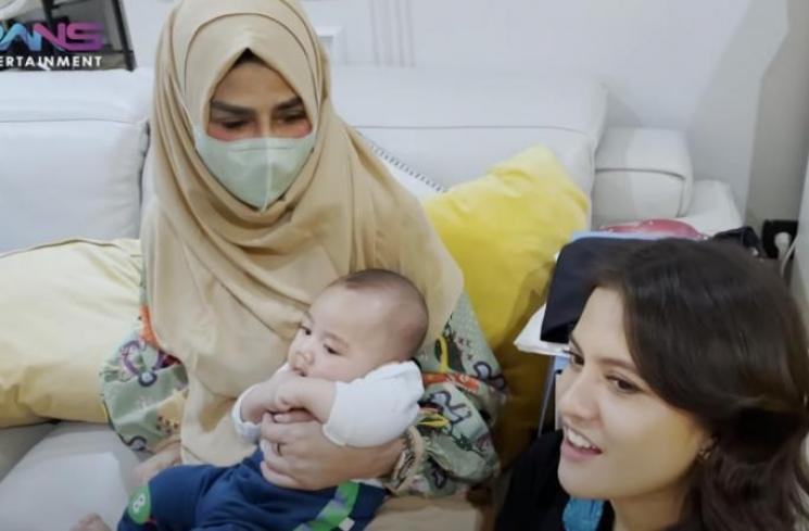 Momen Raffi Ahmad Ajak Keluarga dan Teman Tarawih Bersama (YouTube/RANS Entertainment)