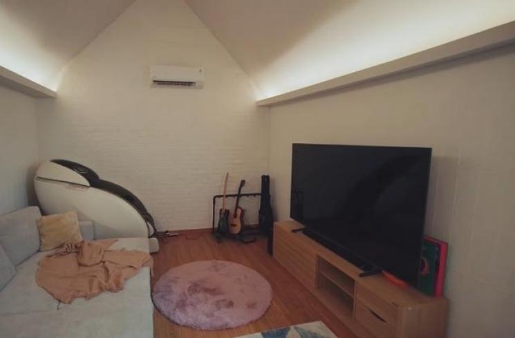 Potret rumah Joshua Suherman (YouTube/Raditya Dika)