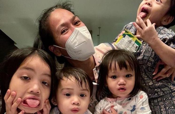 Momen Donna Harun Momong Cucu (Instagram/@donnaharun)