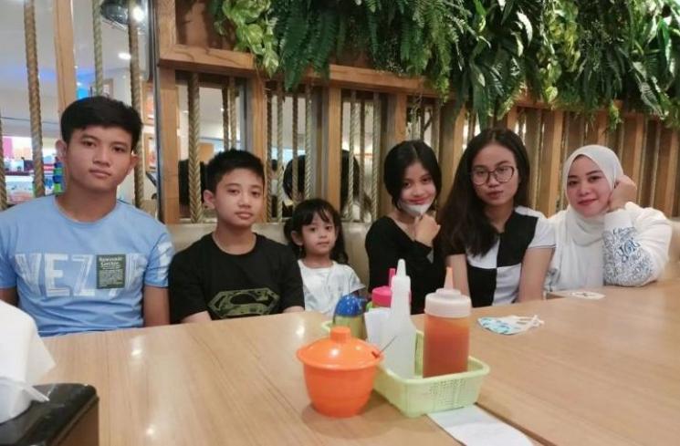 Momen Kenangan Puput dan Anak-Anak Doddy Sudrajat (Instagram/puput100ly)