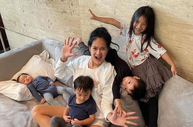 Momen Donna Harun Momong Cucu (Instagram/@donnaharun)