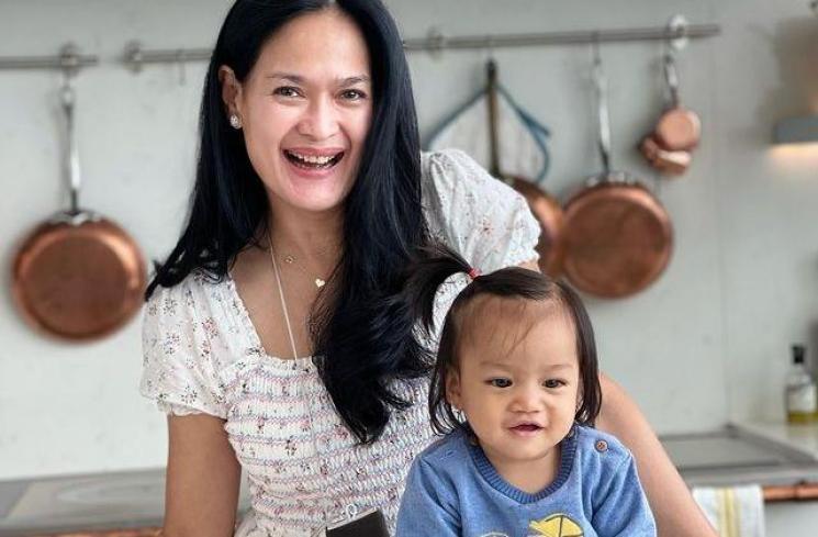 Momen Donna Harun Momong Cucu (Instagram/@donnaharun)