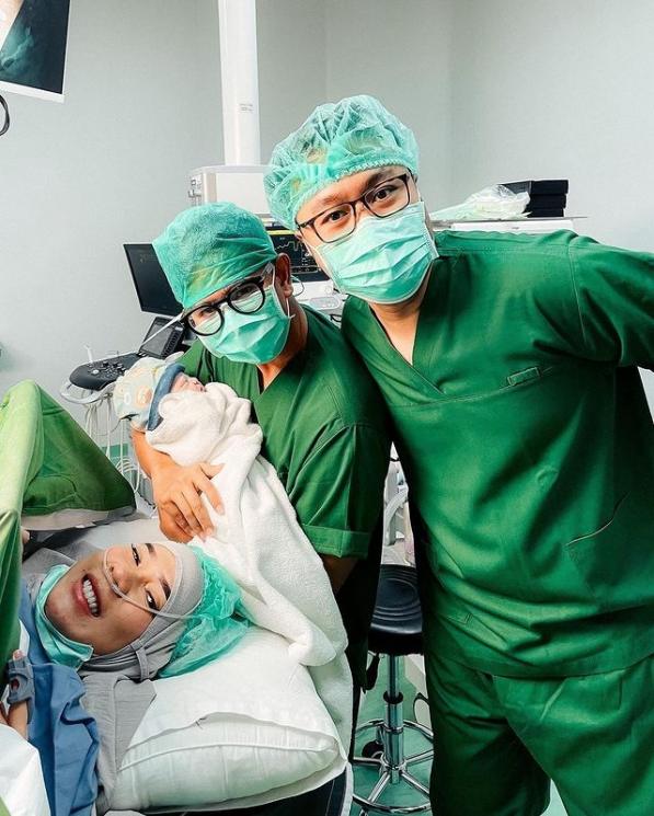 Momen Fitri Tropica Melahirkan Anak Kedua (Instagram/irvantoge)