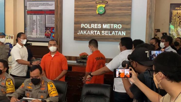 Putra Siregar dan Rico Valentino diperkenalkan sebagai tersangka dugaan pengeroyokan. (MataMata.com/Adiyoga Priyambodo)