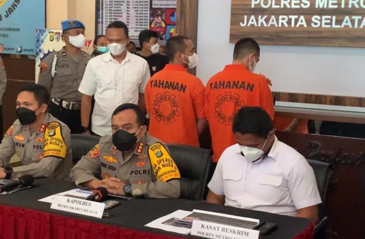 Putra Siregar dan Rico Valentino diperkenalkan sebagai tersangka dugaan pengeroyokan. (MataMata.com/Adiyoga Priyambodo)