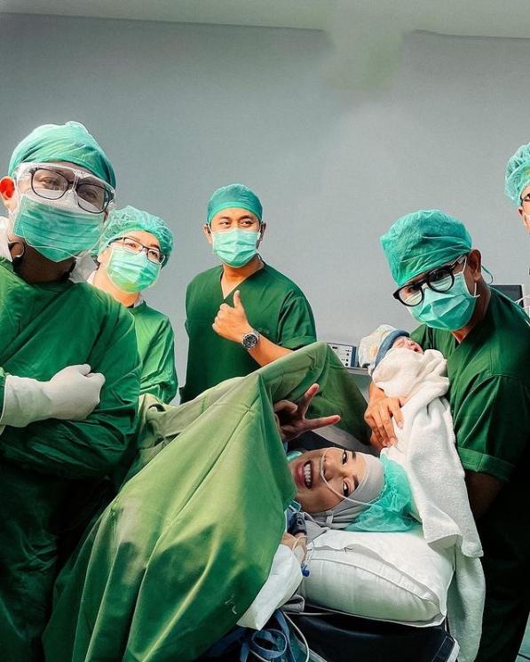 Momen Fitri Tropica Melahirkan Anak Kedua (Instagram/irvantoge)