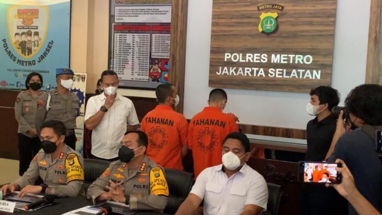 Putra Siregar dan Rico Valentino diperkenalkan sebagai tersangka dugaan pengeroyokan. (MataMata.com/Adiyoga Priyambodo)