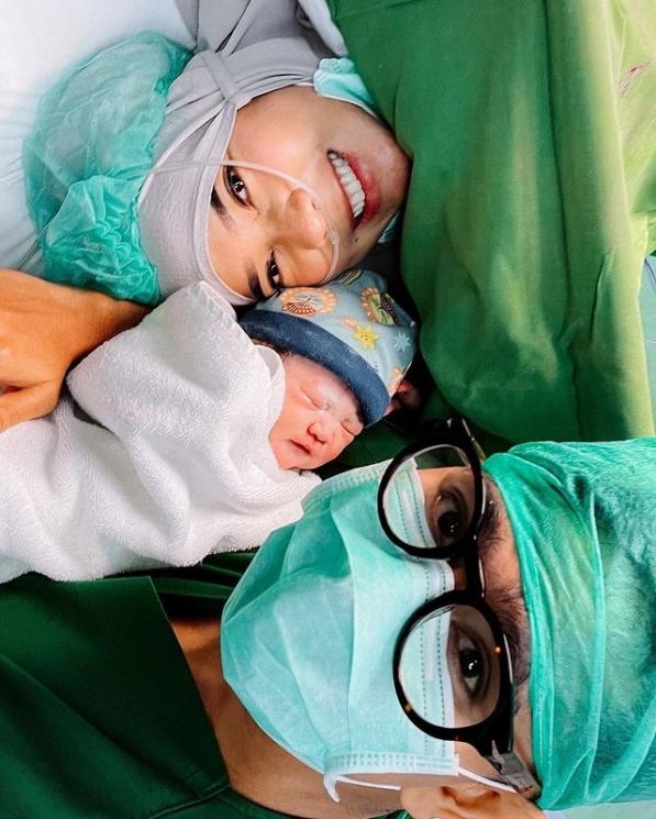 Momen Fitri Tropica Melahirkan Anak Kedua (Instagram/irvantoge)