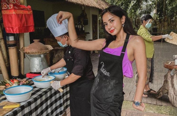 Potret Kirana Larasati Pamer Bahu (instagram/@kiranalarasati)