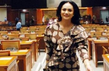 Krisdayanti Bergaya Bak Model usai Rapat Paripurna, Antrean Ibu-Ibu Anggota Dewan Disorot: Ngantre Gantian Foto?