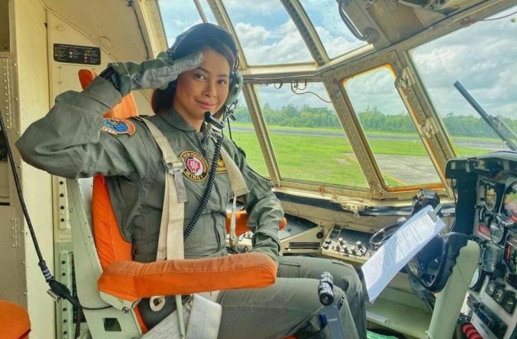 Gaya Artis Indonesia Pakai Seragam Tentara(Instagram/@bungajelitha66)