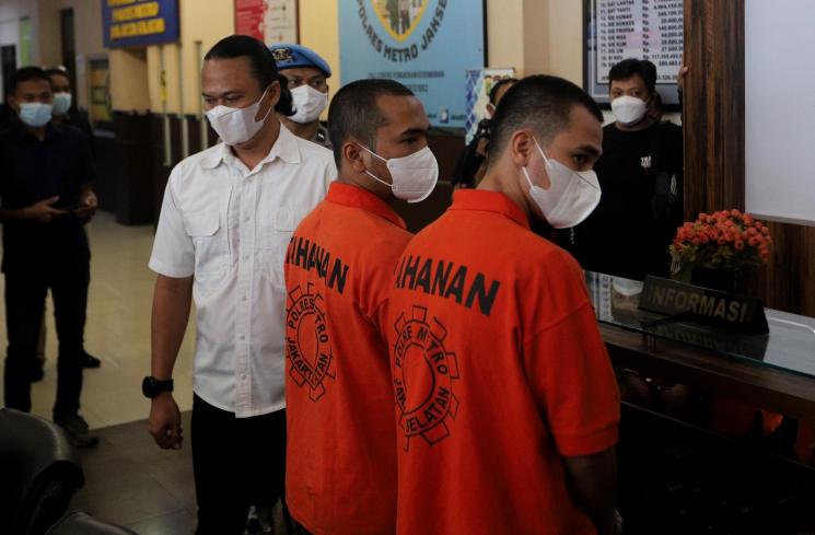 Putra Siregar dan Rico Valentino Berbaju Tahanan. (MataMata.com/Angga Budhiyanto)