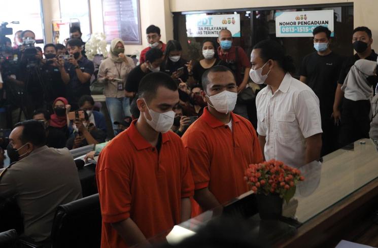 Putra Siregar dan Rico Valentino Berbaju Tahanan. (MataMata.com/Angga Budhiyanto)