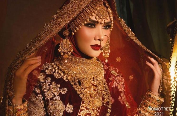 Pesona Seleb Berhijab Pakai Busana India (instagram/@mulanjameela1)