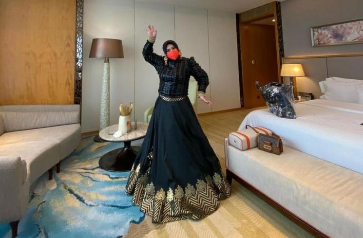 Pesona Seleb Berhijab Pakai Busana India (instagram/@melly_goeslaw)