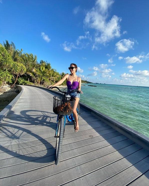 Potret Bulan Madu Mike Lewis dan Janisaa Pradja di Maldives (Instagram/janisaas)