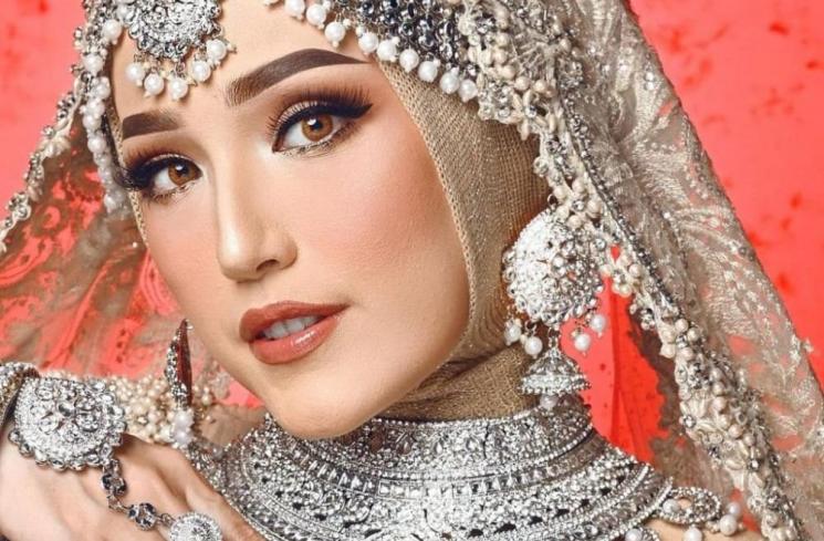 Pesona Seleb Berhijab Pakai Busana India (instagram/@adeliapasha)
