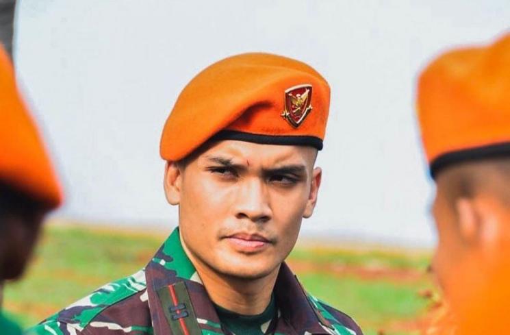 Gaya Artis Indonesia Pakai Seragam Tentara(Instagram/@randpunk)