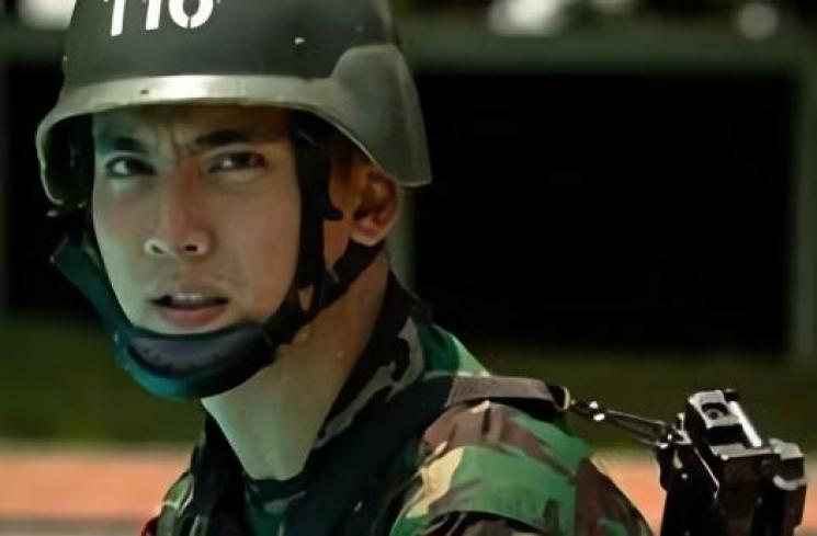Gaya Artis Indonesia Pakai Seragam Tentara(Twitter/@doeatandacinta_)