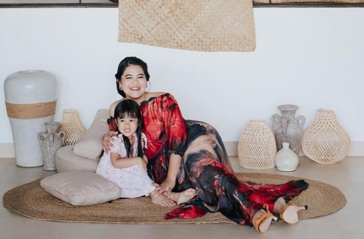 Sosok nyempil di pemotretan Kahiyang Ayu. (Instagram/@ayanggkahiyang)