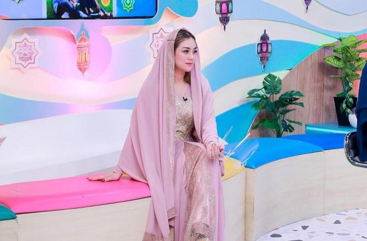 Gaya Celine Evangelista Pakai Kaftan (Instagram/@celine_evangelista)
