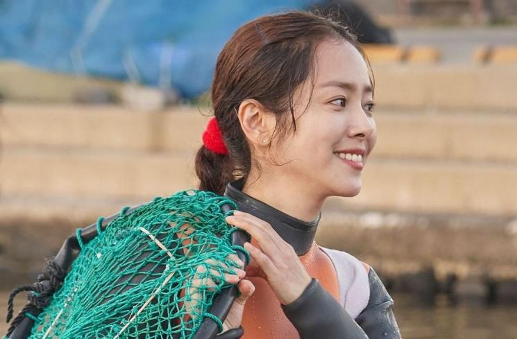Pesona Han Ji Min di Our Blues (Instagram/@tvn_drama)
