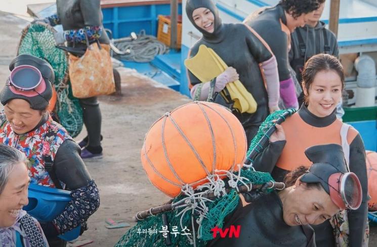 Pesona Han Ji Min di Our Blues (Instagram/@tvn_drama)