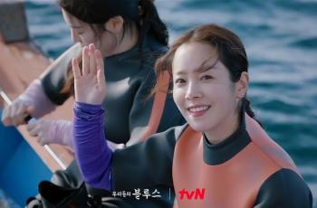 9 Pesona Han Ji Min di Our Blues, Penyelam Cantik yang Jadi Pasangan Kim Woo Bin