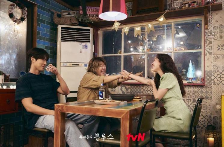Pesona Han Ji Min di Our Blues (Instagram/@tvn_drama)