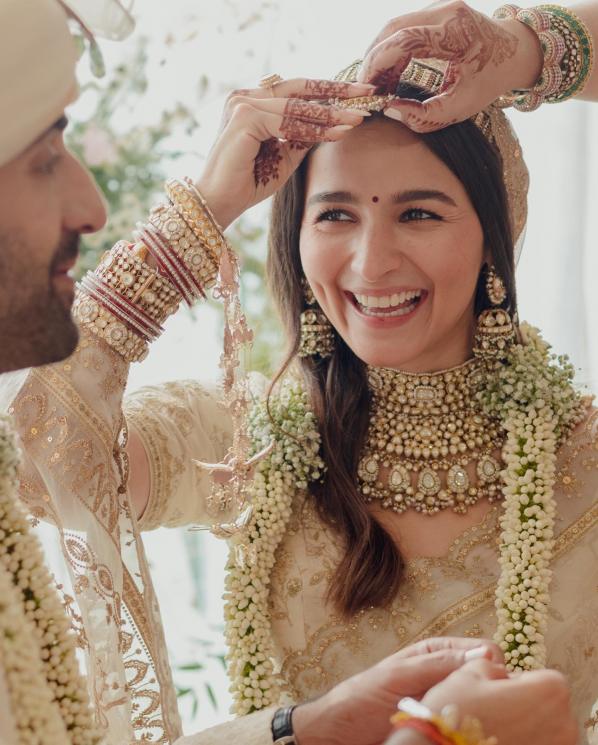 Potret Pernikahan Alia Bhatt dan Ranbir Kapoor (Instagram/@aliaabhatt)