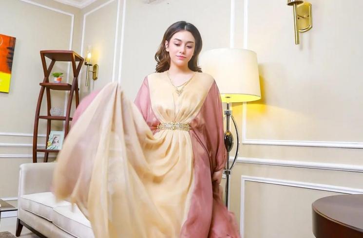 Gaya Celine Evangelista Pakai Kaftan (Instagram/@celine_evangelista)