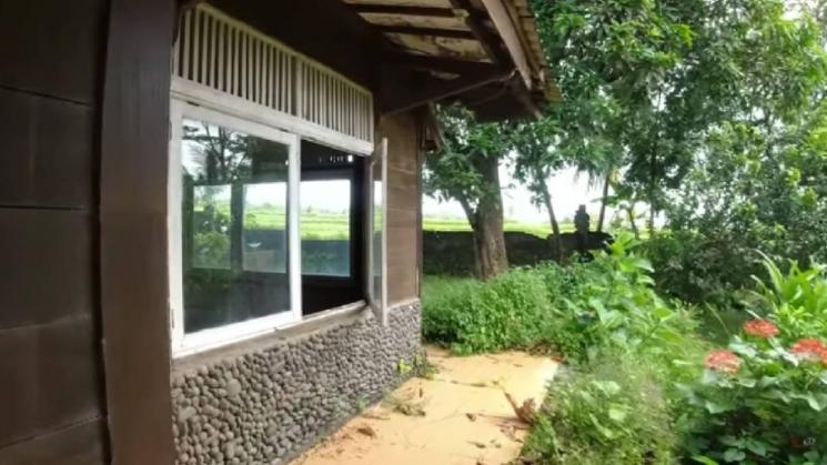 Potret Rumah Lidya Kandou Terbengkalai (YouTube/BANGKU KOSONG TV)