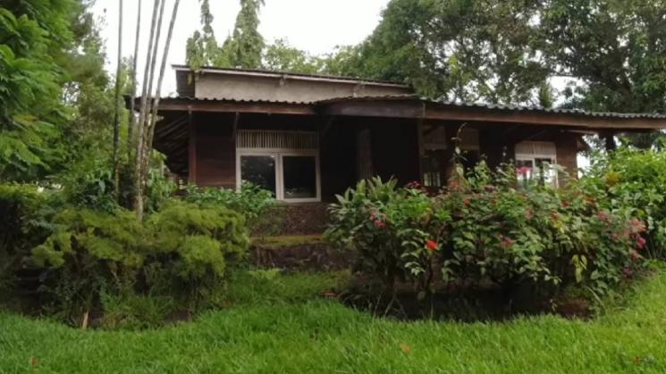 Potret Rumah Lidya Kandou Terbengkalai (YouTube/BANGKU KOSONG TV)