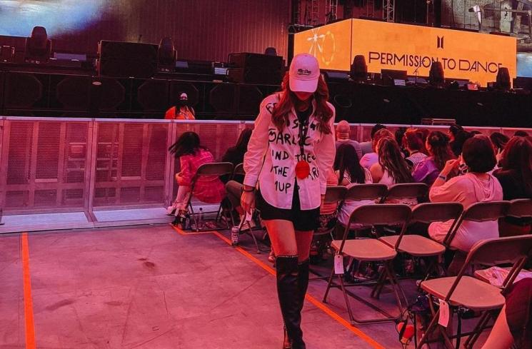 Potret Luna Maya Nonton BTS (Instagram/@lunamaya)