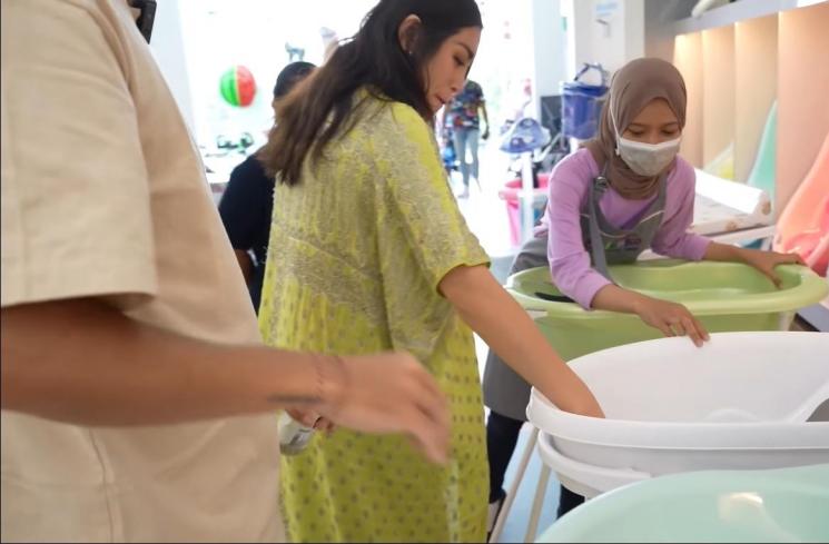 Momen Jessica Iskandar Belanja Perlengkapan Bayi (YouTube/Jessica Iskandar)