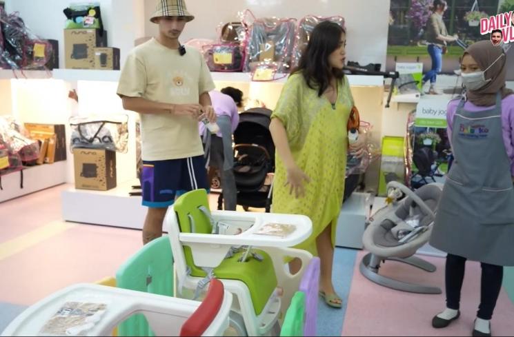 Momen Jessica Iskandar Belanja Perlengkapan Bayi (YouTube/Jessica Iskandar)