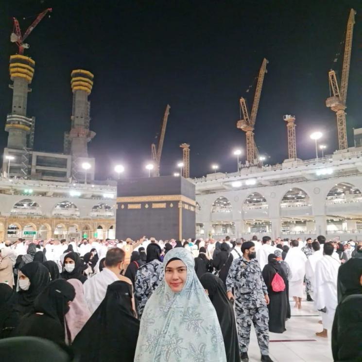 Potret Cathrine Wilson Ibadah Umrah di Bulan Ramadhan (Instagram/cathrinewilson)