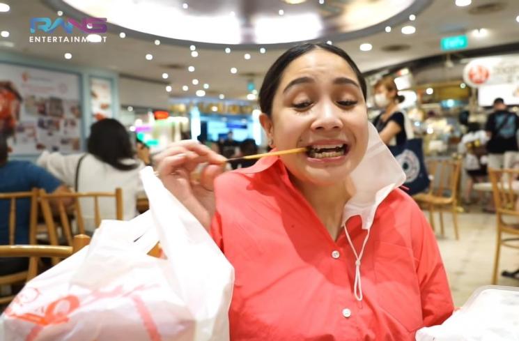 Potret Nagita Slavina Buka Puasa di Singapura (YouTube/Rans Entertainment)