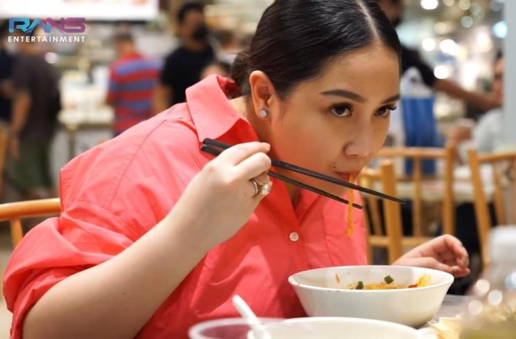 Potret Nagita Slavina Buka Puasa di Singapura (YouTube/Rans Entertainment)
