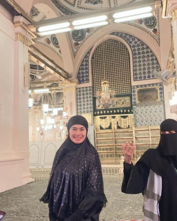 Potret Cathrine Wilson Ibadah Umrah di Bulan Ramadhan (Instagram/cathrinewilson)