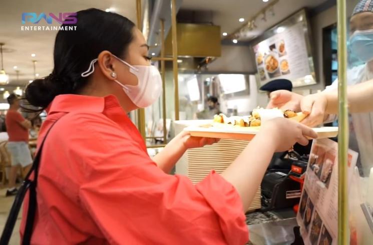 Potret Nagita Slavina Buka Puasa di Singapura (YouTube/Rans Entertainment)