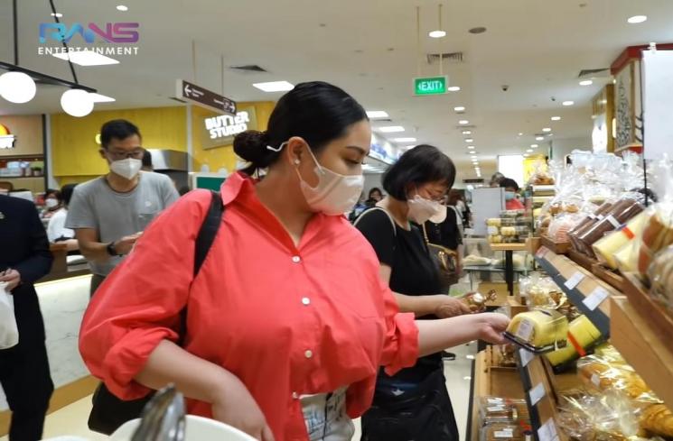 Potret Nagita Slavina Buka Puasa di Singapura (YouTube/Rans Entertainment)