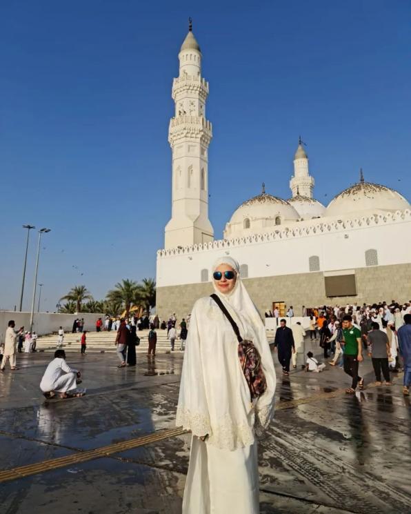 Potret Cathrine Wilson Ibadah Umrah di Bulan Ramadhan (Instagram/cathrinewilson)