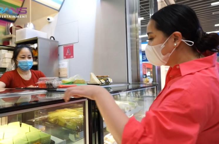 Potret Nagita Slavina Buka Puasa di Singapura (YouTube/Rans Entertainment)