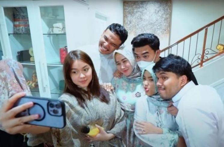 Momen Syukuran Rumah Baru Gala Sky. (YouTube/Fuji an)